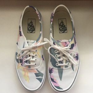 I’m selling a pair of women’s vans size 8